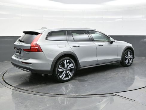 Used 2025 Volvo V60 B5 Cross Country Plus image 7