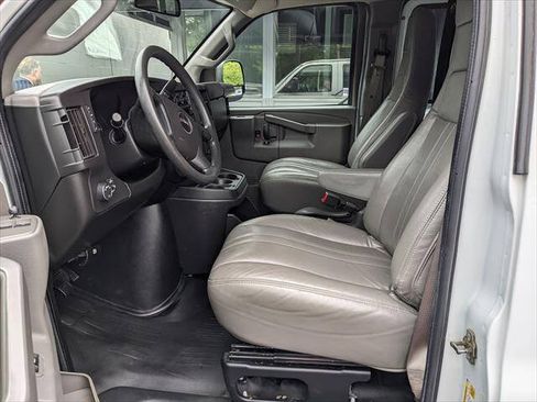 Used 2022 GMC Savana 2500 RWD image 8
