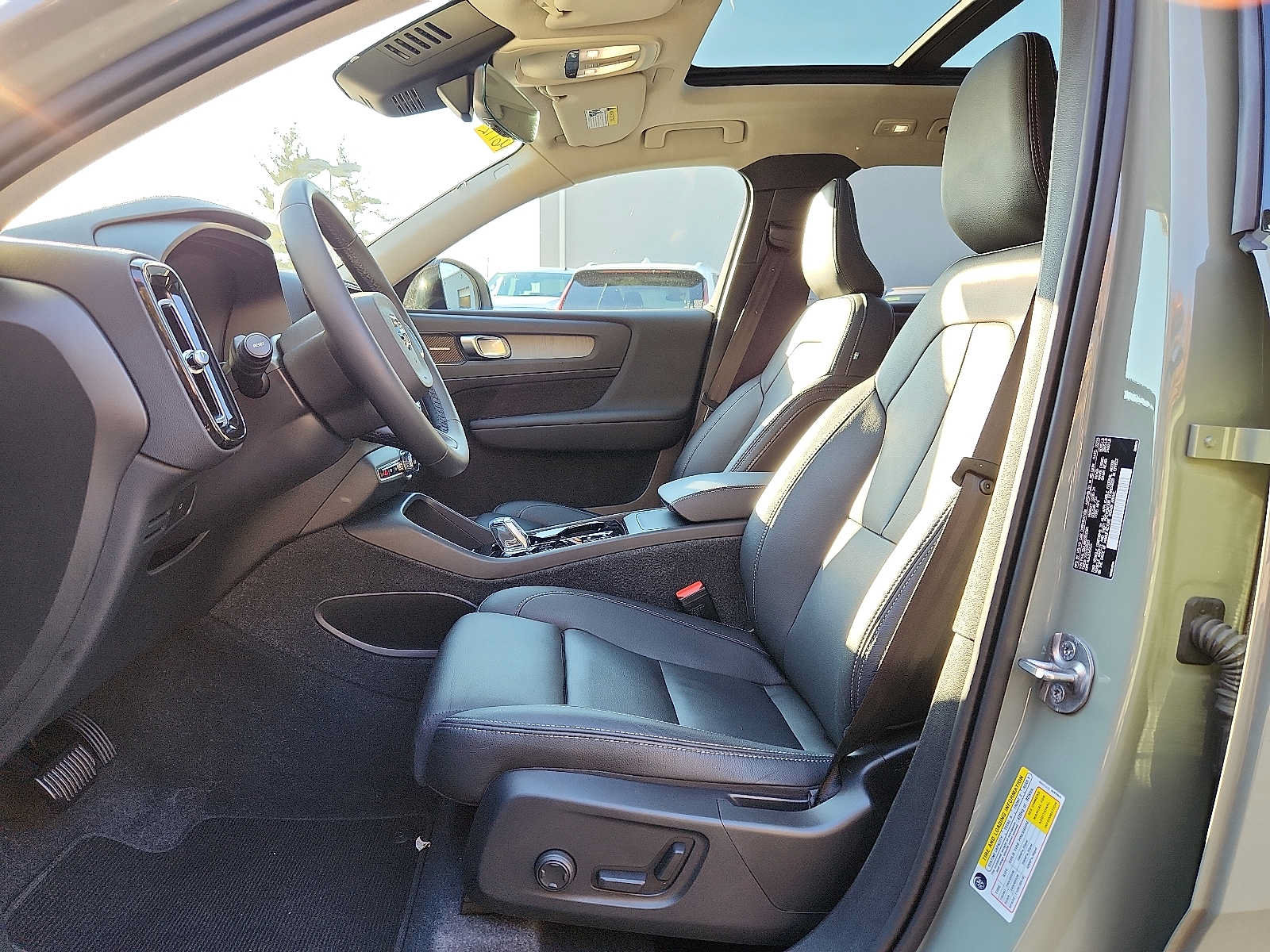 Certified 2024 Volvo XC40 B5 Plus w/ Protection Package Premier AWD/4WD image 13