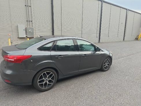 Used 2018 Ford Focus SE w/ SE Appearance Package FWD image 3