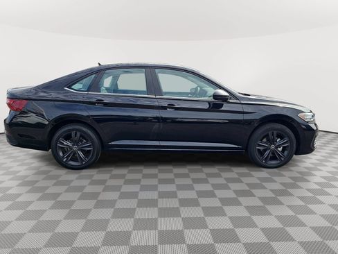 Used 2022 Volkswagen Jetta SE w/ Panoramic Sunroof Package FWD image 4