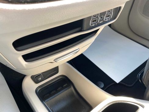 Used 2023 Chrysler Pacifica Touring-L image 27