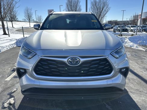 Used 2022 Toyota Highlander XLE image 3