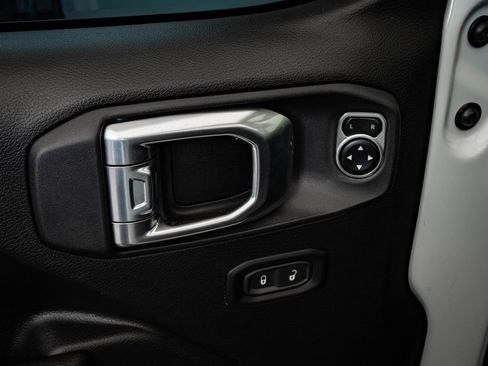 Used 2024 Jeep Wrangler Unlimited image 26