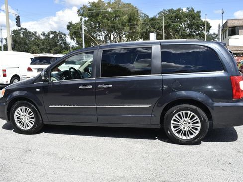 Used 2014 Chrysler Town & Country Touring-L FWD image 6