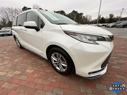 Used 2021 Toyota Sienna Limited image 38