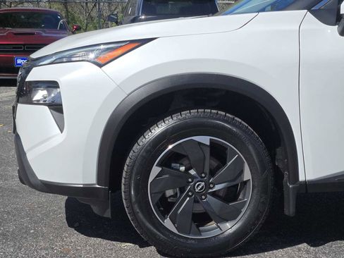 Used 2024 Nissan Rogue SV image 8