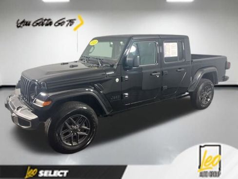Used 2021 Jeep Gladiator Sport AWD/4WD image 1