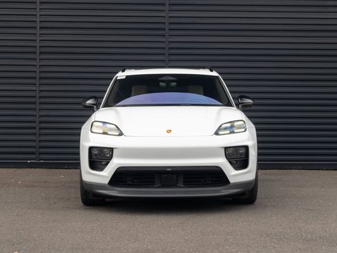 Certified 2025 Porsche Macan Electric image 11