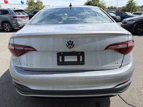 Certified 2024 Volkswagen Jetta SE FWD image 5