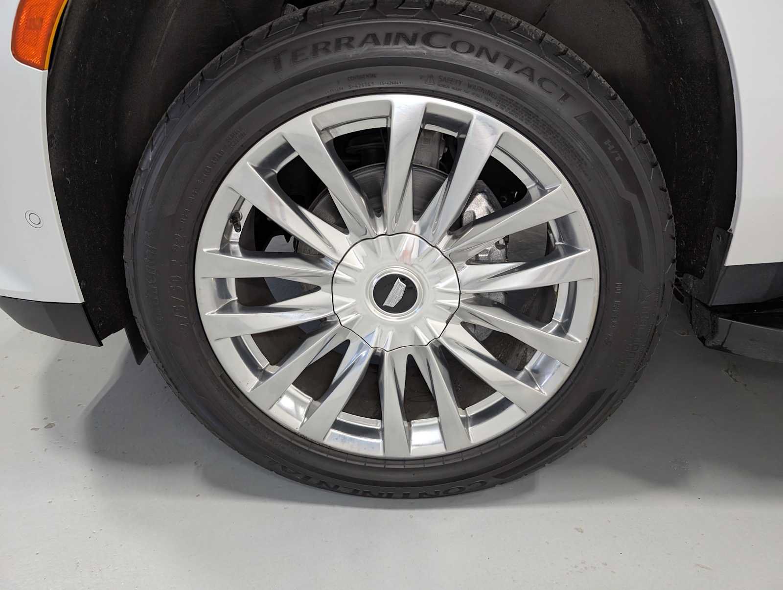Used 2023 Cadillac Escalade Premium Luxury AWD/4WD image 3