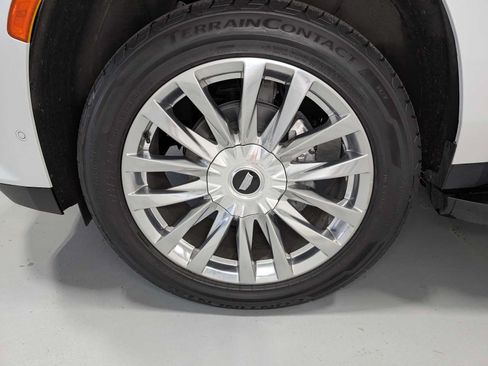 Used 2023 Cadillac Escalade Premium Luxury AWD/4WD image 3