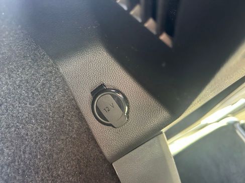 Used 2023 Volkswagen Tiguan SE image 44