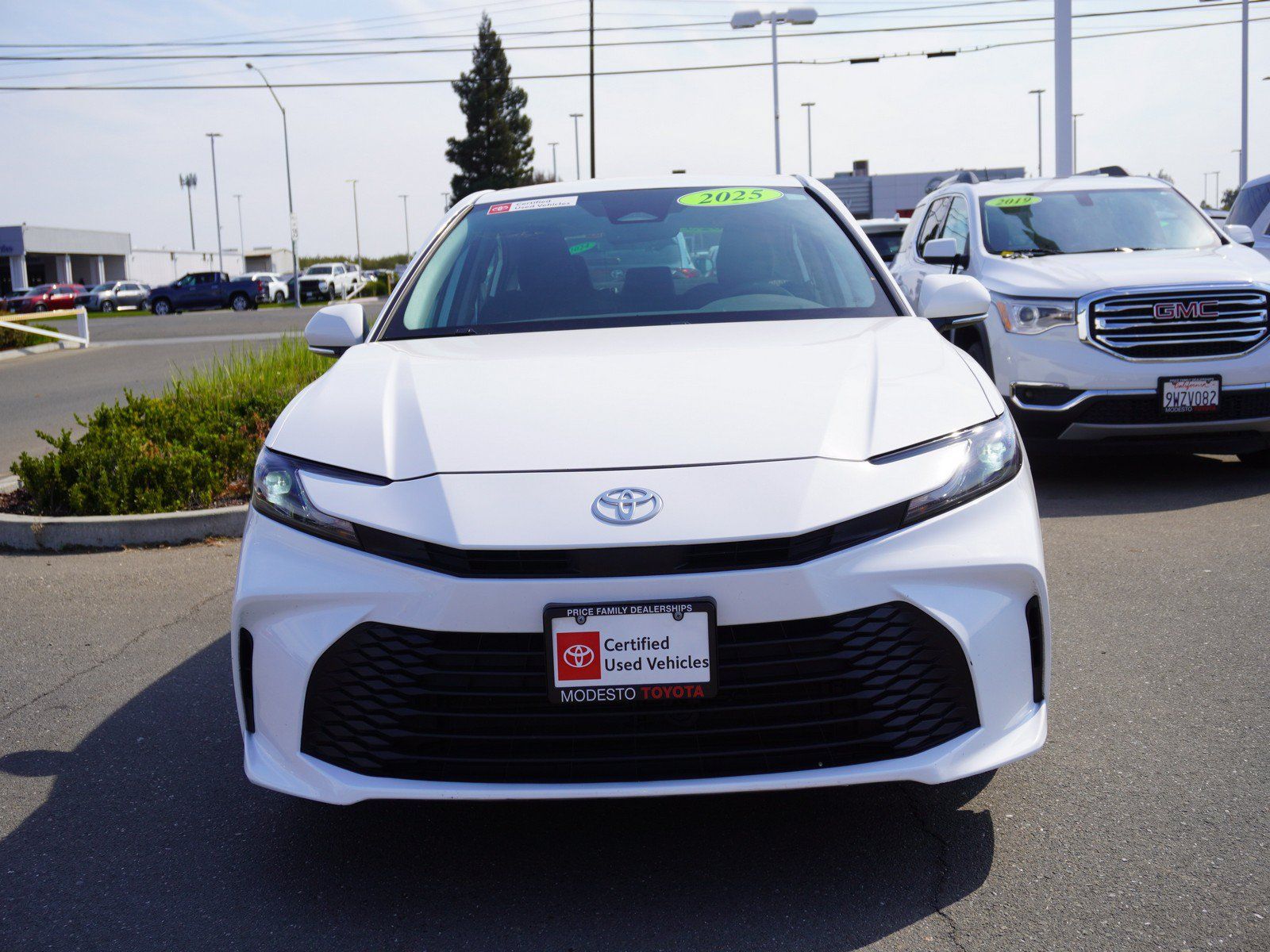 Used 2025 Toyota Camry LE w/ Convenience Package FWD image 4