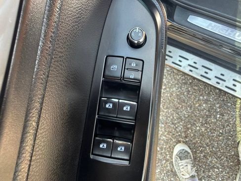 Used 2017 Toyota Highlander Limited AWD/4WD image 12
