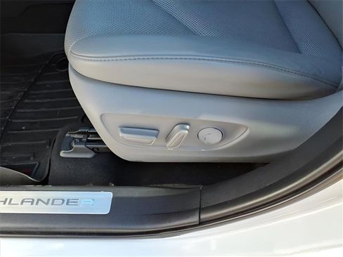 Used 2023 Toyota Highlander Limited image 13