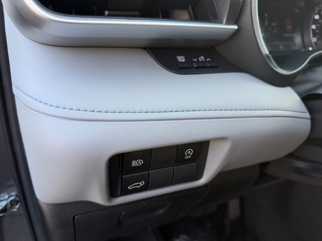 Used 2023 Toyota Highlander XLE AWD/4WD image 19