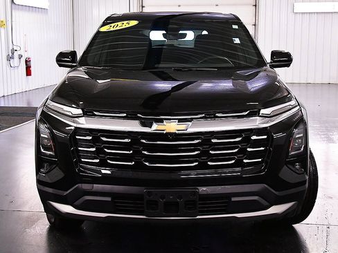 Used 2025 Chevrolet Equinox LT w/ Safety and Technology Package image 2