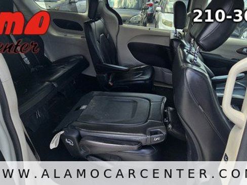 Used 2017 Chrysler Pacifica Touring-L FWD image 20