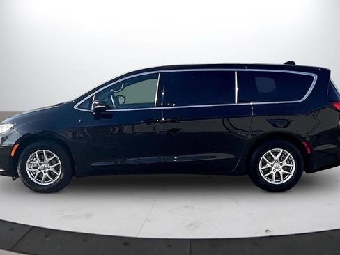 Used 2025 Chrysler Pacifica Select FWD image 6