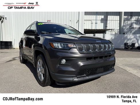 Used 2022 Jeep Compass Latitude image 1