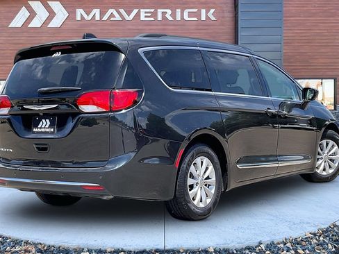 Used 2017 Chrysler Pacifica Touring-L FWD image 5