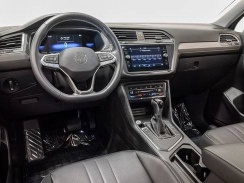 Used 2023 Volkswagen Tiguan SE w/ Panoramic Sunroof Package FWD image 7