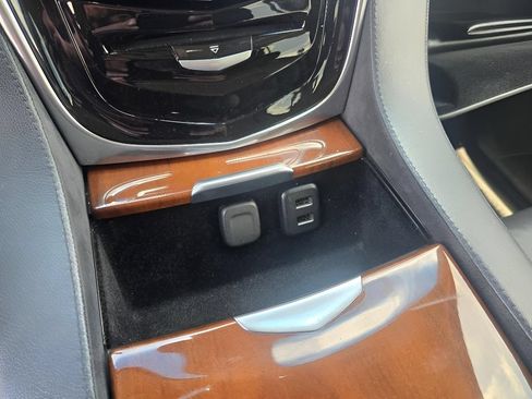Used 2019 Cadillac Escalade Luxury AWD/4WD image 19
