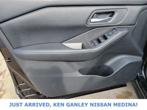 Used 2025 Nissan Rogue SV image 14