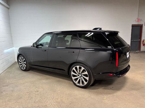 Used 2025 Land Rover Range Rover Long Wheelbase Autobiography image 10
