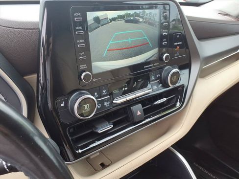 Used 2021 Toyota Highlander XLE AWD/4WD image 38
