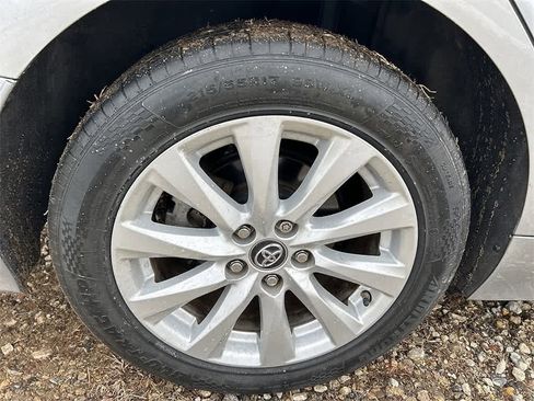 Used 2018 Toyota Camry LE image 10