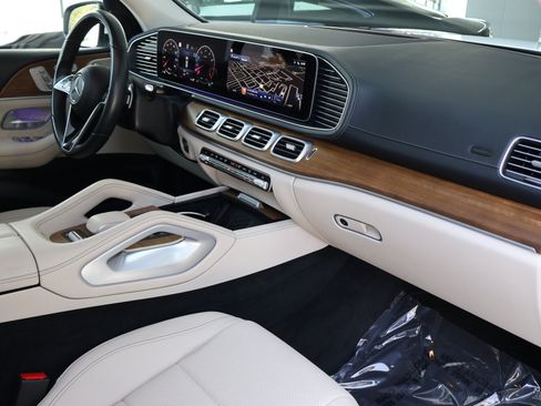 Certified 2024 Mercedes-Benz GLS 450 4MATIC image 31