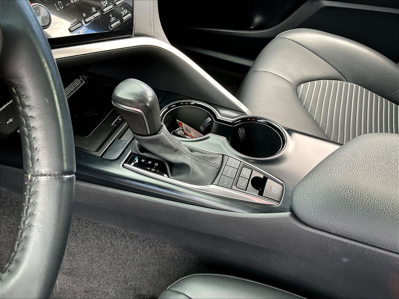 Used 2020 Toyota Camry SE w/ Sunroof Package FWD image 17