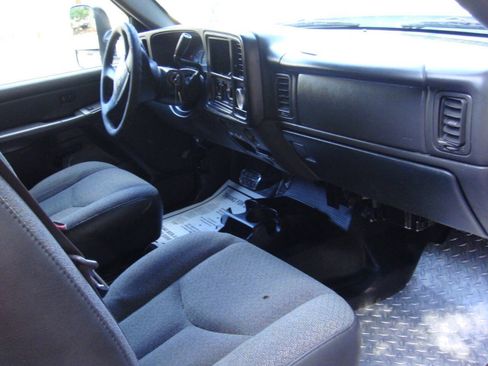 Used 2005 Chevrolet Silverado 2500 LT RWD image 12