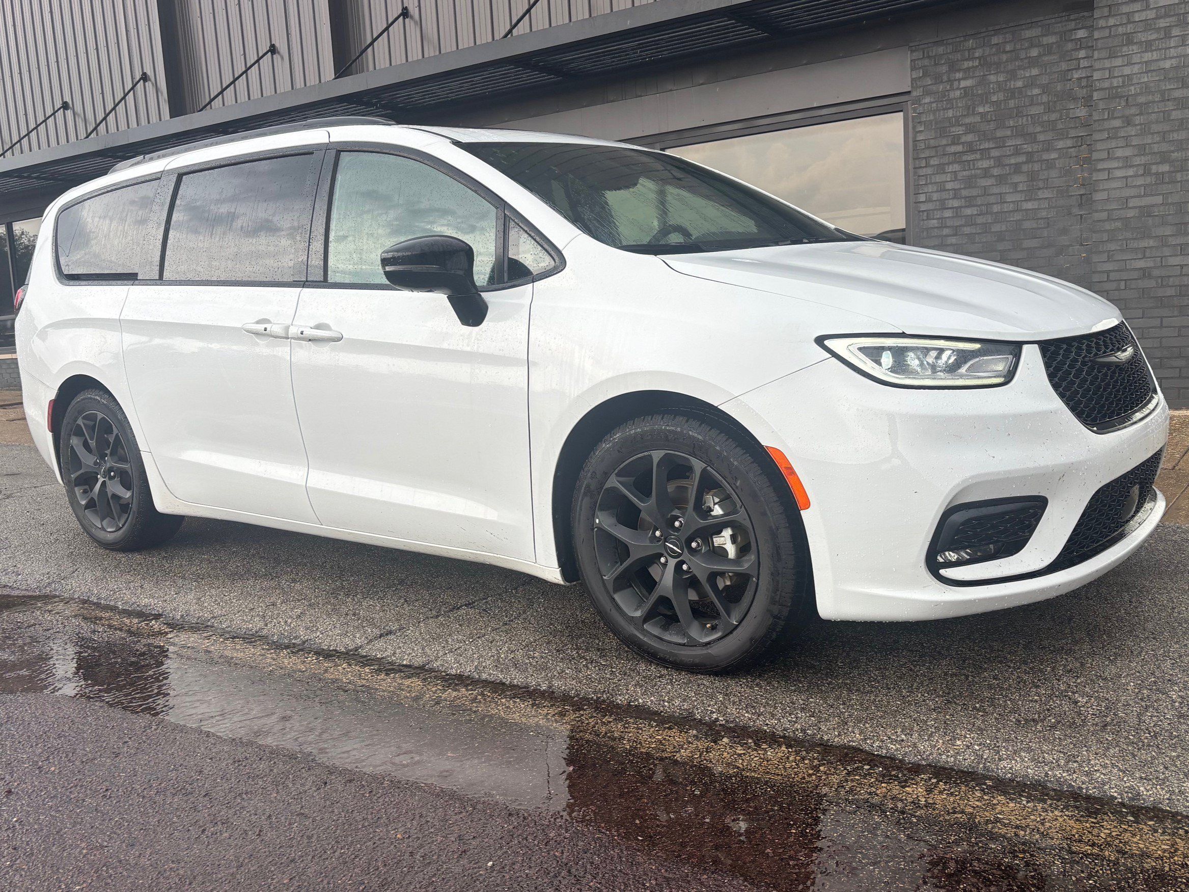 Used 2025 Chrysler Pacifica Limited FWD image 3