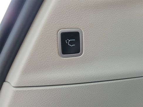 Certified 2024 Chrysler Pacifica Touring-L image 11