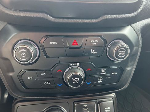 Used 2021 Jeep Renegade Latitude AWD/4WD image 24