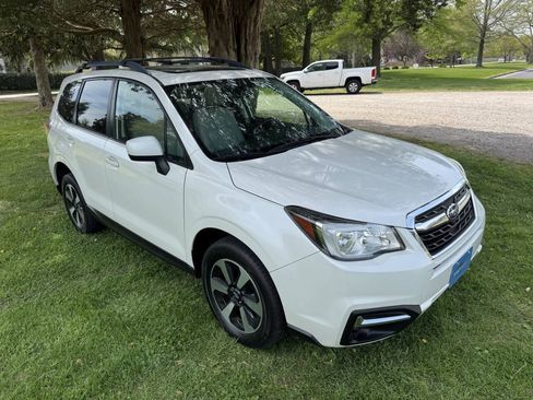 Used 2017 Subaru Forester 2.5i Premium w/ All-Weather Package AWD/4WD image 4