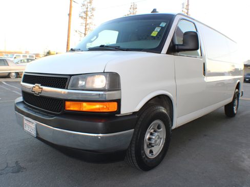 Used 2017 Chevrolet Express 3500 Extended image 41