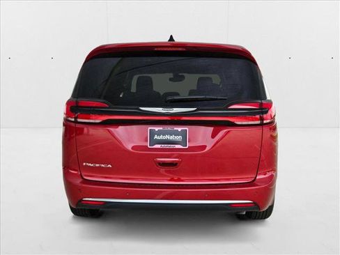 New 2025 Chrysler Pacifica Select image 8
