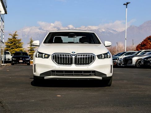 Used 2025 BMW 530i xDrive w/ Premium Package image 8