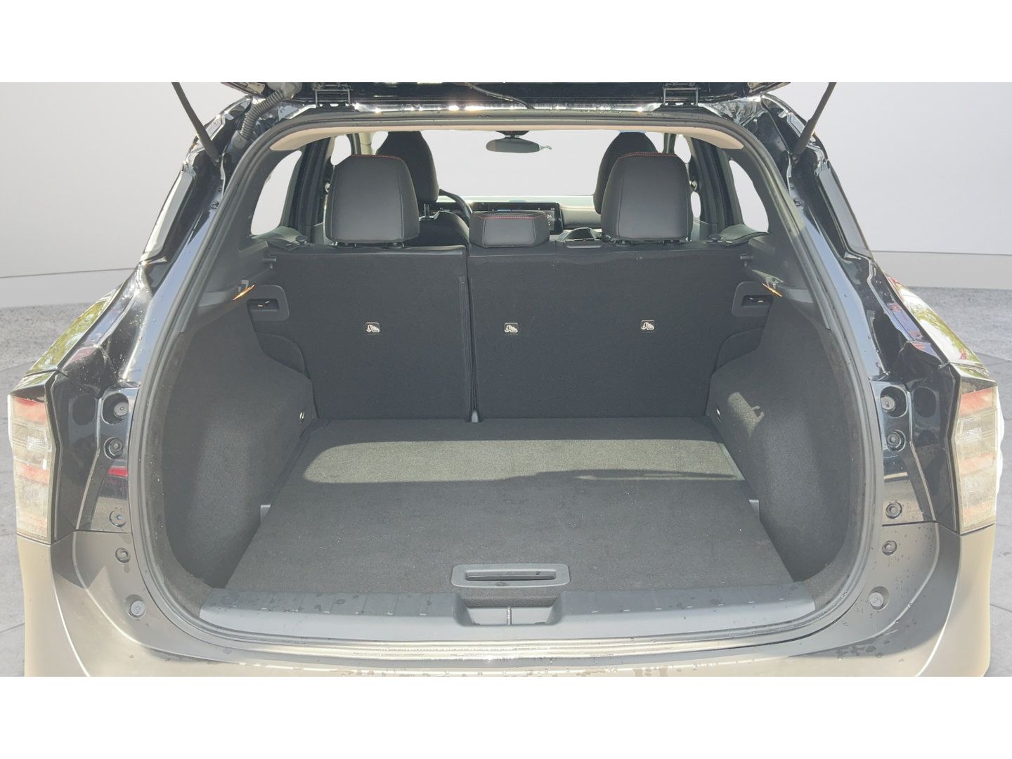 Certified 2025 Nissan Kicks SR FWD image 14