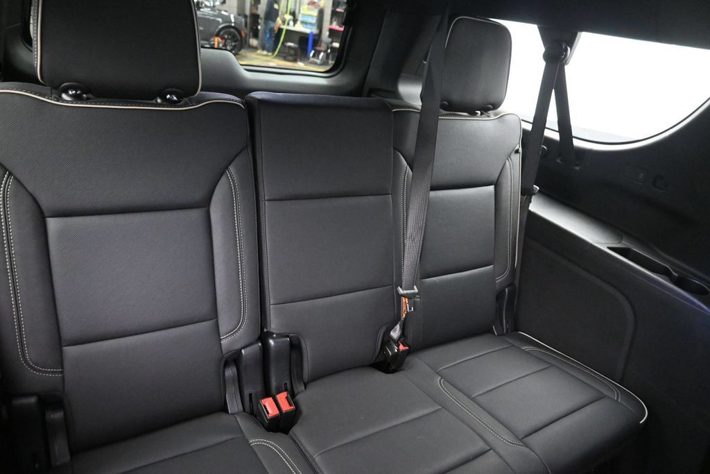 Used 2025 Chevrolet Suburban Premier AWD/4WD image 11