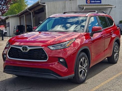Used 2023 Toyota Highlander XLE FWD image 4