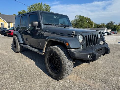 Used 2017 Jeep Wrangler Unlimited Sahara AWD/4WD image 6