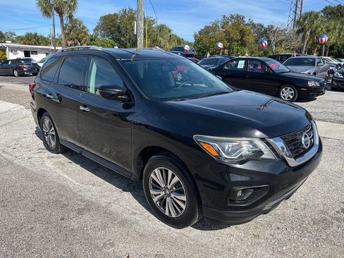 Used 2017 Nissan Pathfinder SV image 4