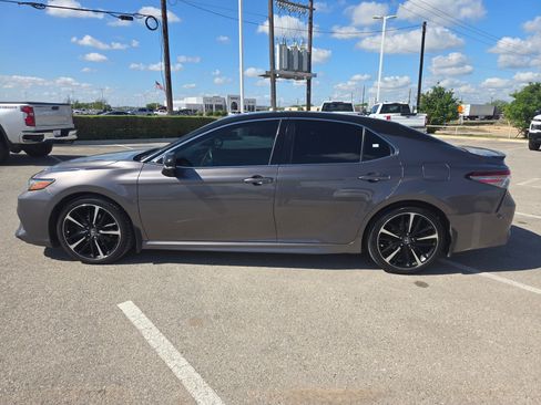 Used 2018 Toyota Camry XSE image 6