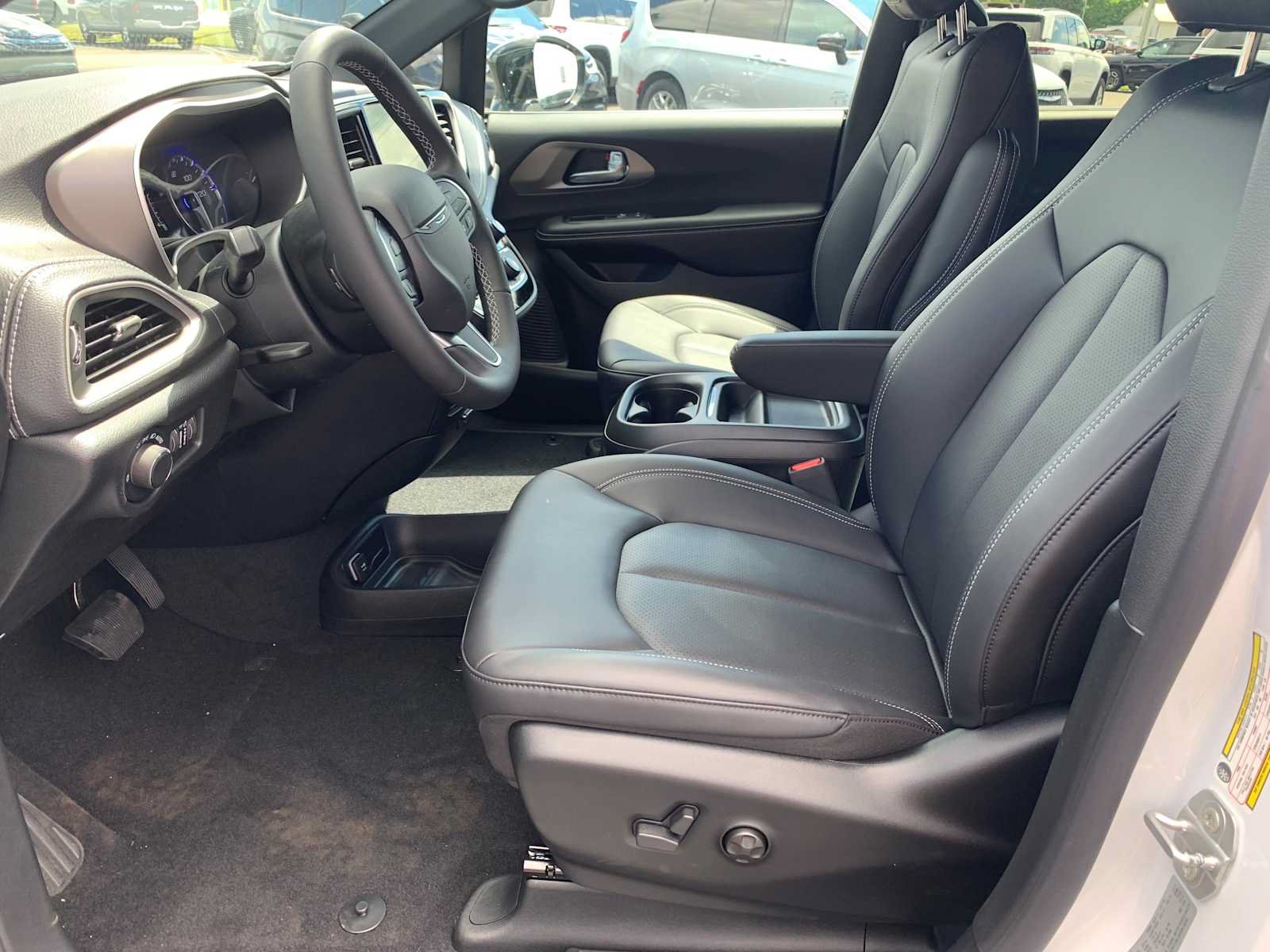 New 2027 Chrysler Pacifica Select FWD image 12