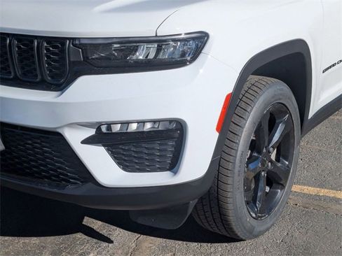 Used 2023 Jeep Grand Cherokee Limited w/ Black Appearance Package image 10